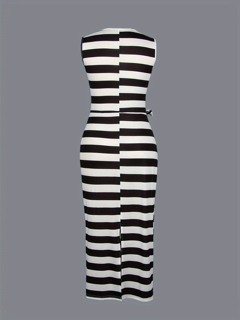 Mia – elegant dress with a round neckline and a striped pattern