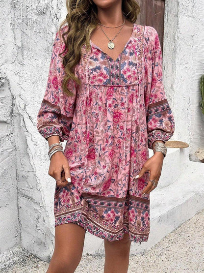 Charlotte – mini dress with a cute print and a v-neck