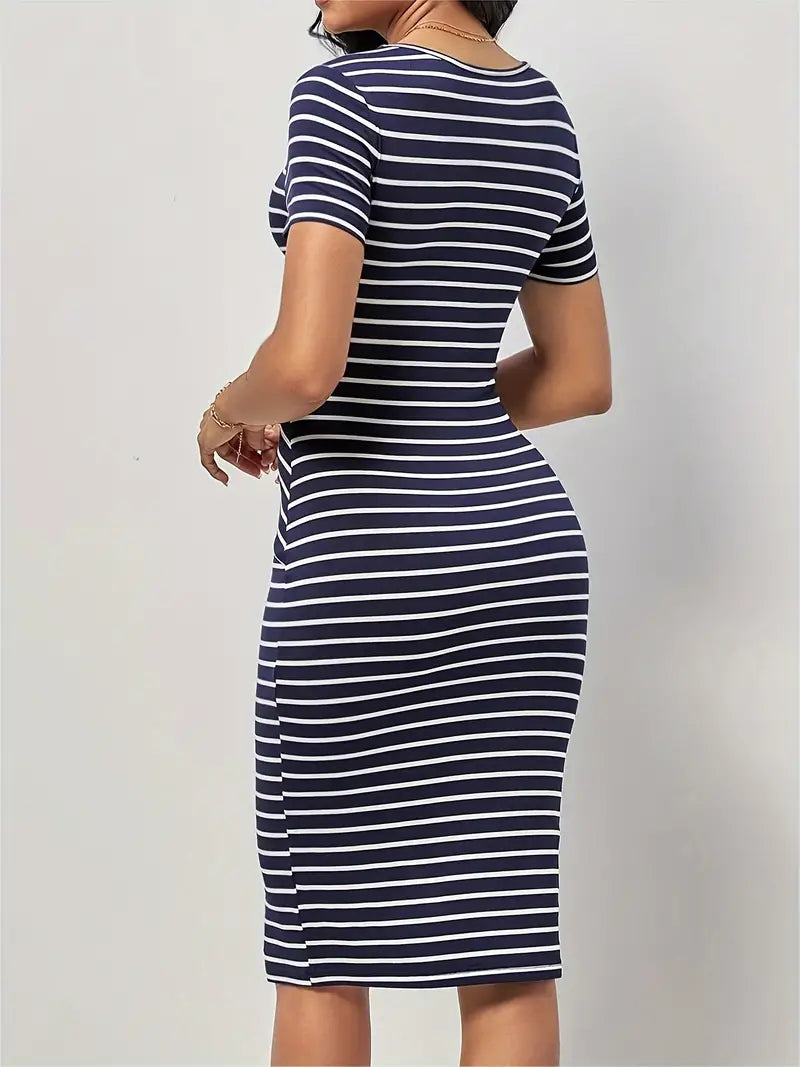 Leah – Short-sleeved, casual dress with a round neck and striped print