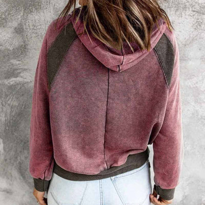 Casual sweatshirt with hood and long sleeves