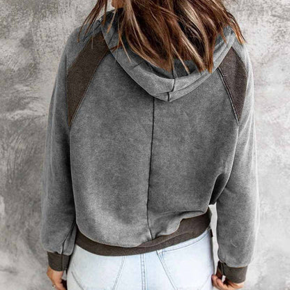 Casual sweatshirt with hood and long sleeves