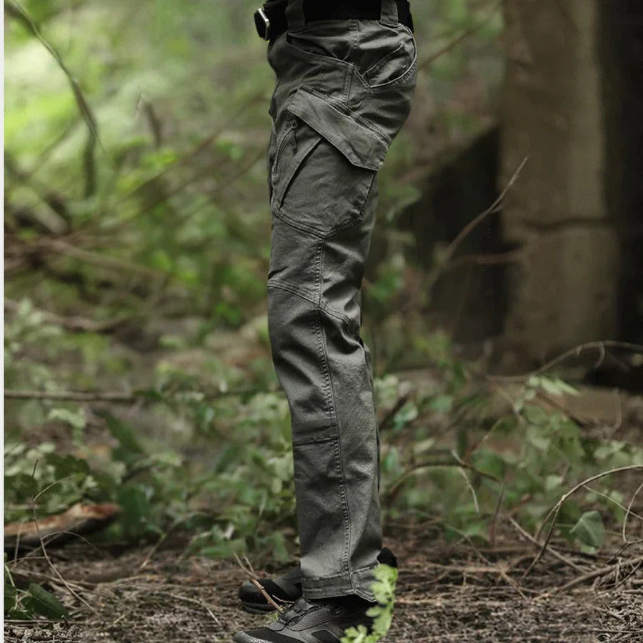 Stylish men's cargo trousers for a casual look