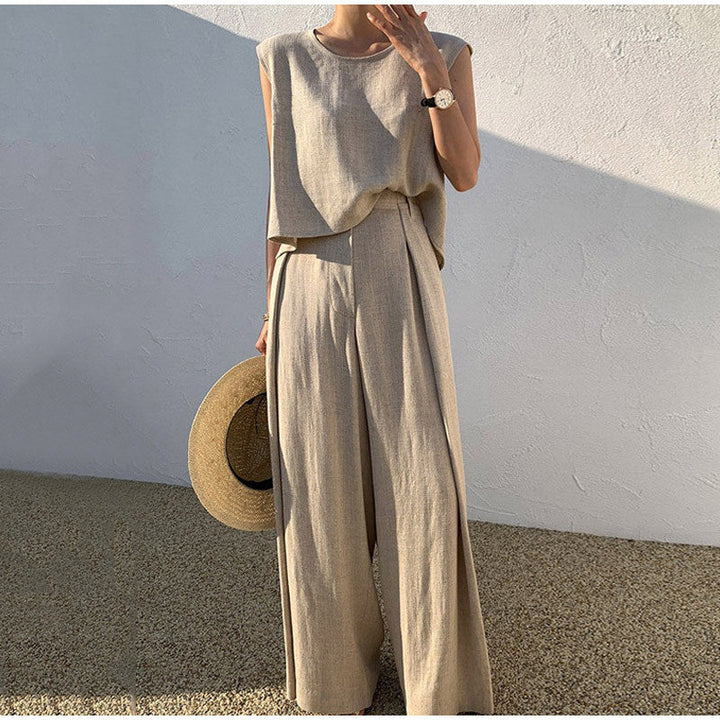 Neat linen trousers with wide-cut trousers and a top with an o-neck