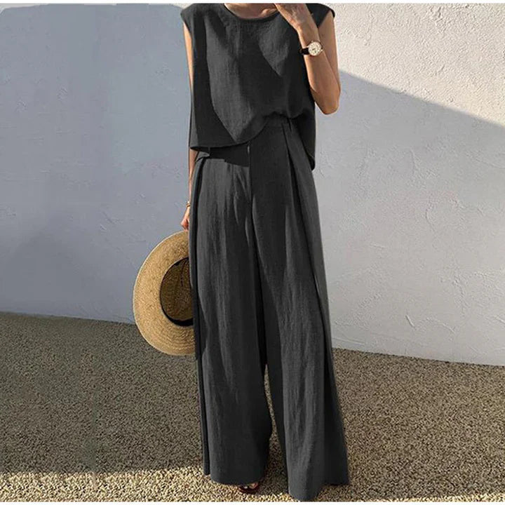 Neat linen trousers with wide-cut trousers and a top with an o-neck