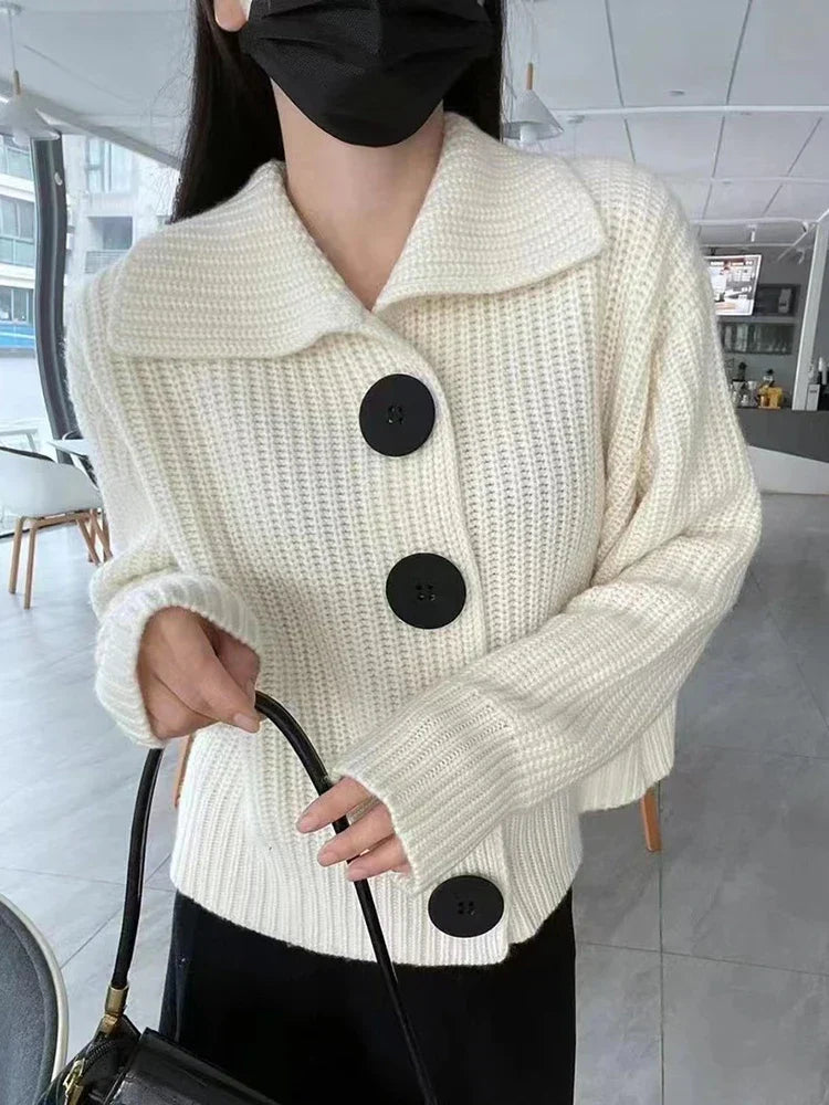 Holly - elegant knitted cardigan with button closure