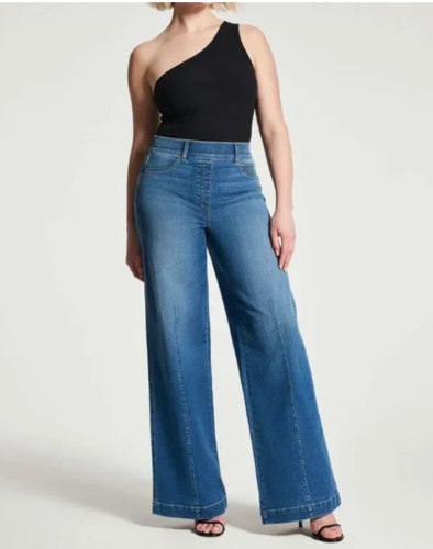 Wide leg jeans in the front