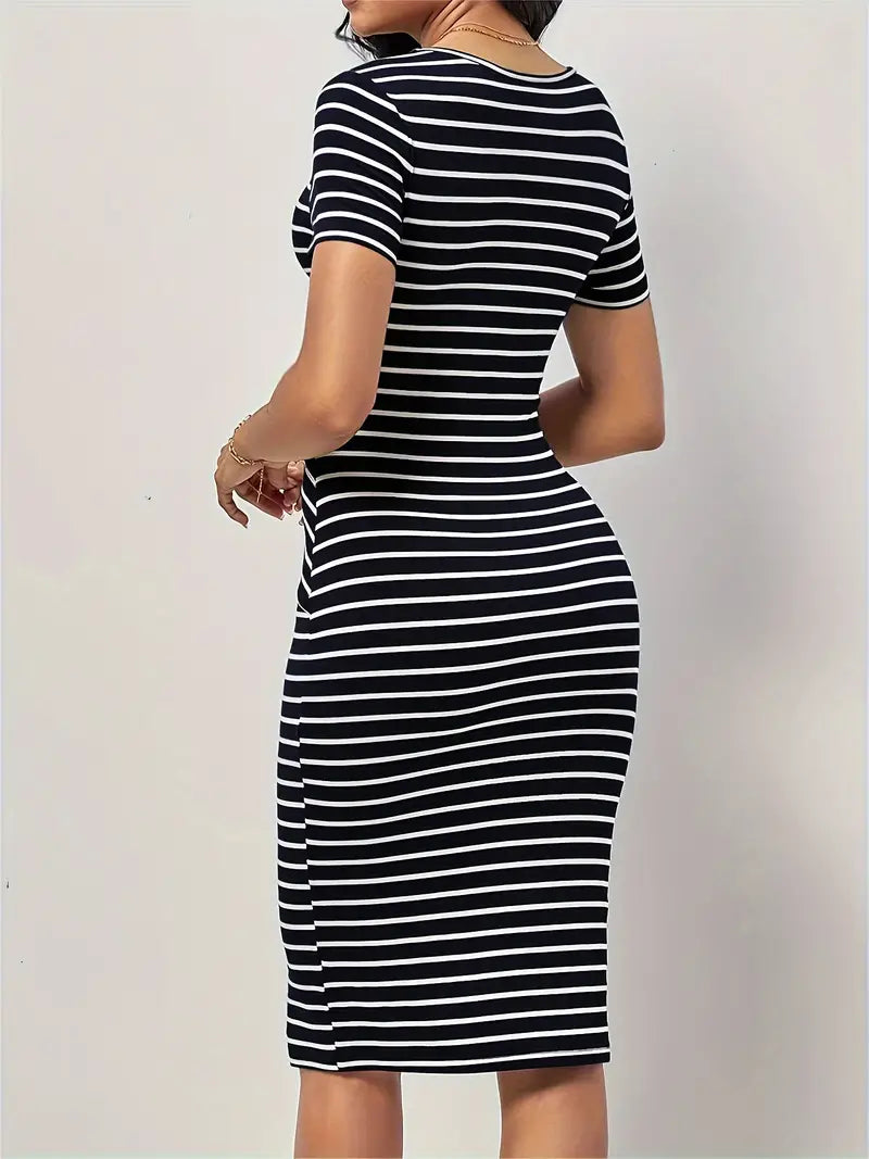 Leah – Short-sleeved, casual dress with a round neck and striped print