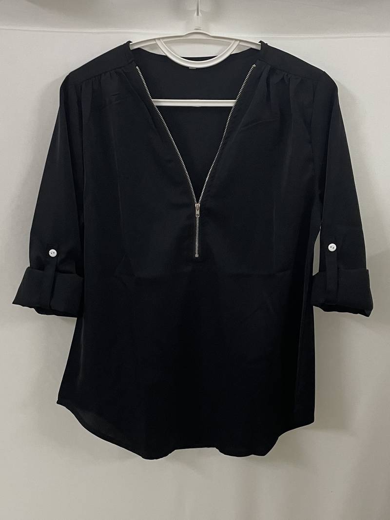 Hazel – casual, ruffled blouse with roll-up sleeves and half zip