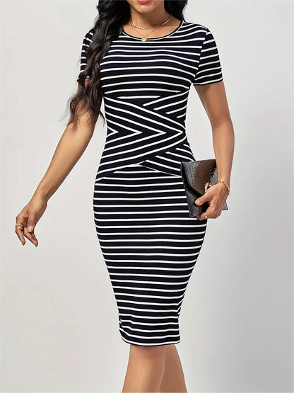 Leah – Short-sleeved, casual dress with a round neck and striped print